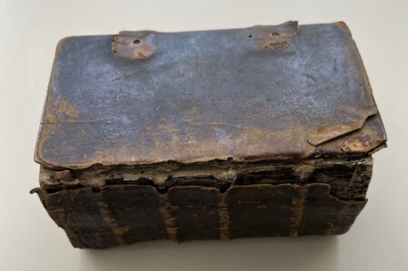 Berenberg-Bibel, erschienen im Jahr 1748, Einband Der Einband der Berenberg-Bibel (2. Auflage, 1748) muss restauriert werden, bevor die Bibel der Öffentlichkeit gezeigt werden kann.