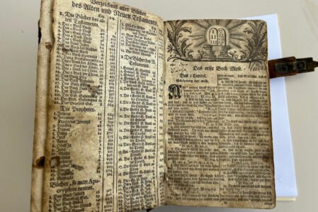 Berenberg-Bibel, erschienen im Jahr 1748, Schließe Die Roststellen und die Schließe in der Berenberg-Bibel (2. Auflage, 1748) benötigen ebenso Ausbesserung.
