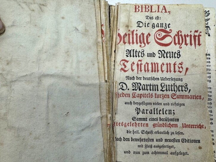Der Blick in die Berenberg-Bibel des Kirchenkreises, erschienen im Jahr 1774 in Lauenburg. Der Blick in die Berenberg-Bibel des Kirchenkreises, erschienen im Jahr 1774 in Lauenburg.