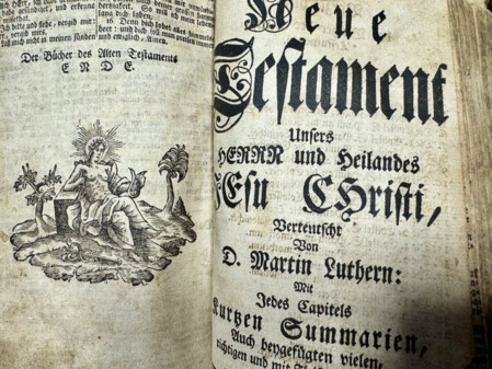 Der Blick in die Berenberg-Bibel, erschienen im Jahr 1748 Der Blick in die Berenberg-Bibel, erschienen im Jahr 1748