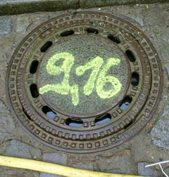 Lauenburg, Gullydeckel mit Überflutungs-Meterzahl Lauenburg, Gullydeckel mit Überflutungs-Meterzahl