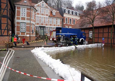 Lauenburg, vor Haus Nr. 111, THW mit Pumpe, Winter-Hochwasser 2011 Lauenburg, vor Haus Nr. 111, THW mit Pumpe, Winter-Hochwasser 2011