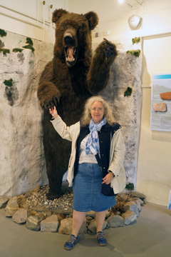 Lütjenburg, Eiszeit-Museum, Claudia Tanck vor einem Höhlenbär Lütjenburg, Eiszeit-Museum, Claudia Tanck vor einem Höhlenbär