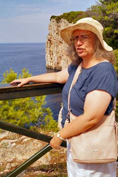 Kroatien, Kornaten, Claudia vor Steilküste Kroatien, Kornaten, Claudia vor Steilküste
