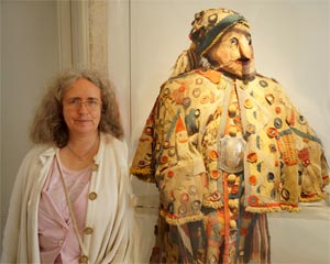 Museumsführerin Tanck neben Kostüm der 'Lustigen Person' im Elbschifffahrts-Museum Lauenburg Museumsführerin Tanck neben Kostüm der 'Lustigen Person' im Elbschifffahrts-Museum Lauenburg