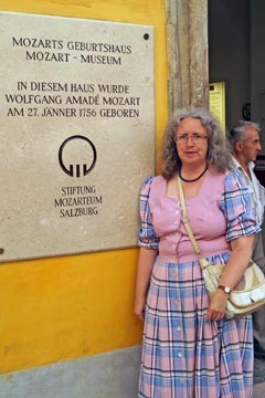 Salzburg, Mozarts Geburtshaus, Claudia als Freundin klassischer Musik Salzburg, Mozarts Geburtshaus, Claudia als Freundin klassischer Musik