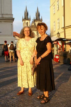 Prag, Claudia vor Teyn-Kirche, mit Freundin Dana Oppelt Prag, Claudia vor Teyn-Kirche, mit Freundin Dana Oppelt