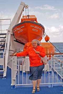 Ostsee, Claudia auf Fährschiff "Berlin" vor Rettungsboot Ostsee, Claudia auf Fährschiff "Berlin" vor Rettungsboot