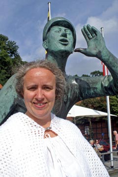Claudia Tanck vor dem Rufer in Lauenburg, nah Claudia Tanck vor dem Rufer in Lauenburg, nah