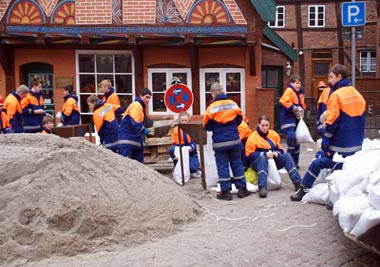 Lauenburg, Jugendfeuerwehr füllt Sandsäcke, Winter-Hochwasser 2011 Lauenburg, Jugendfeuerwehr füllt Sandsäcke, Winter-Hochwasser 2011