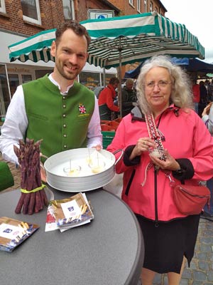 Lauenburg, Wochenmarkt, Spargel-Herzog Timo I. mit Dr. Tanck Lauenburg, Wochenmarkt, Spargel-Herzog Timo I. mit Dr. Tanck