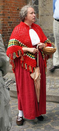 Stadtführerin Tanck vor der Maria-Magdalenen-Kirche in Lauenburg Stadtführerin Tanck vor der Maria-Magdalenen-Kirche in Lauenburg